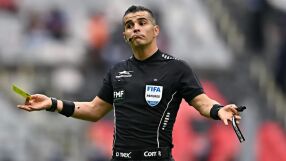 Коляно в слабините от... съдията (ВИДЕО)