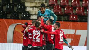 Инфарктно: Локомотив София оцеля за 1/2-финал на Купата за България 