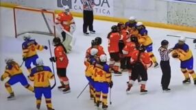 Брутален женски бой между България и Румъния на хокей (ВИДЕО) 