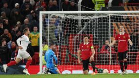 Юнайтед изпусна спечелен мач с два автогола (ВИДЕО)