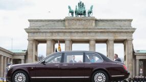 Крал Чарлз и неговите коли и коне за милиони