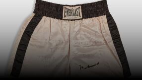 Най-емблематичните боксови шорти на търг за 6-цифрена сума