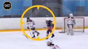 Бой, счупен стик и изхвърлена каска на детски хокеен мач (ВИДЕО)