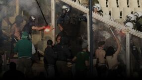 67 фенове арестувани заради убийство на полицай на волейболен мач 