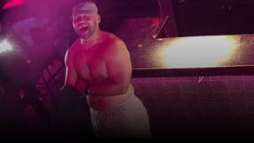 9 полицаи и електрошок не събориха страховит ръгбист (ВИДЕО)