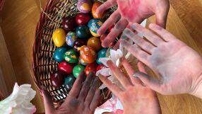 Как да почистите петната от боя за великденски яйца от ръцете и повърхностите у дома?