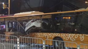 За първи път: Съдът заседава по делото срещу шофьора, врязал се с колата си в автобус