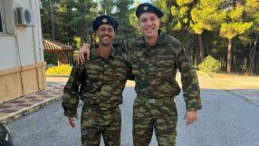 Олимпиакос показа Александър Везенков във военна униформа