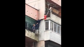 Дете на 3 години увисна на парапет на тераса на 8-ия етаж в Ямбол (ВИДЕО)