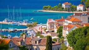 Райският остров на Хърватия, където хората се превозват с трактори