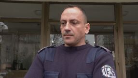 Полицаят, спасил увисналото от балкон дете: Казвах му, че ще му купя шоколад, само да не се пуска