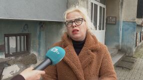 "Вдигам глава и виждам дете, което виси горе": Учителка заснема видеото с висящото от осмия етаж момче