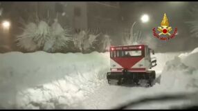 Зимна стихия: Части от Италия бяха затрупани с преспи сняг (ВИДЕО)