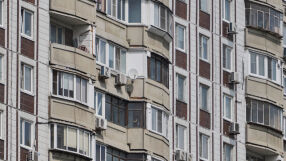 В акт на отмъщение към майка си: Дете изхвърли 88 000 долара през прозореца на дома им