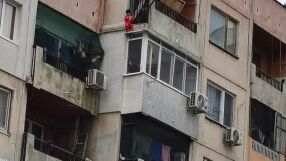 Родителите на момчето, увиснало от осмия етаж, ще се борят децата им да останат при тях