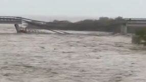 Заради проливни дъждове: Мост се срути в Италия (ВИДЕО)