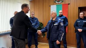 Наградиха полицаите, спасили детето от трагично падане в Ямбол (СНИМКИ)