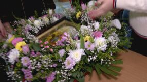 Деца украсяват икони с пролетни цветя за Цветница в Бургас