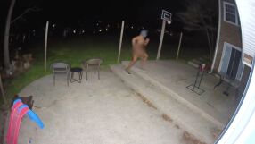 Гол мъж тероризира квартал в САЩ: Влиза в домовете, но невинаги краде (ВИДЕО)