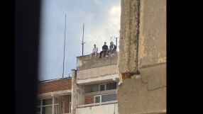 "Ако някой си познае децата, да ги прибере": Младежи увиснаха от покрива на 21-етажен блок в центъра на София (ВИДЕО)