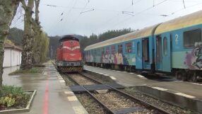 Скална маса удари локомотив: Свлачище спря влаковете между Царева ливада и Трявна