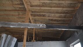 Година след пожара в гимназията по изкуства в Трявна децата учат сред течове и влага