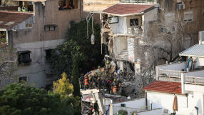 Двама загинаха при ирански удар по жилищна сграда в Хайфа, издирват оцелели