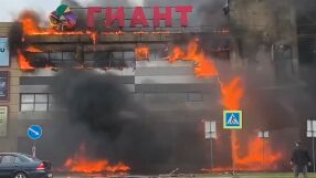 Огромен пожар избухна в търговски център, евакуирани са 140 души (ВИДЕО)