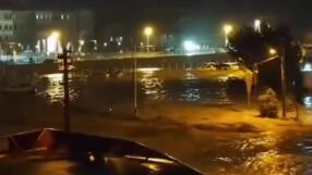 Бедствено положение в Турция: Наводнения взеха две жертви и срутиха мост