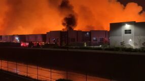 „Трябваше да ни платите достатъчно, за да живеем“: Работник изпепели склада на шефа си (СНИМКИ, ВИДЕО)