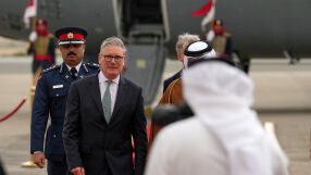 Киър Стармър е на обиколка в Персийския залив, търси се начин за трайно отваряне на Ормузкия проток