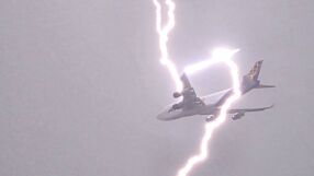 Светкавица удари самолет над Варна