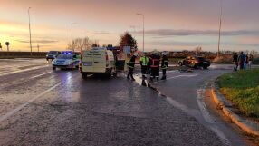 Катафалка с покойник се вряза в кола на изхода на Русе (СНИМКИ)