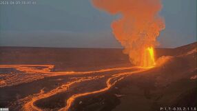 Отново зрелищно изригване на вулкана Килауеа, фонтаните от лава достигнаха 190 м (ВИДЕО)