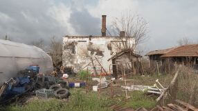 В знак на благодарност: Семейството, оцеляло в огнен ад, дарява реколтата си