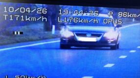 При ограничение от 50 км/ч: Жена шофира със 176 км/ч, „за да не ѝ изгорят козунаците във фурната“