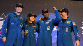 "Свързани сме завинаги": Астронавтите от "Артемис II" с първа публична поява, след като се върнаха на Земята 