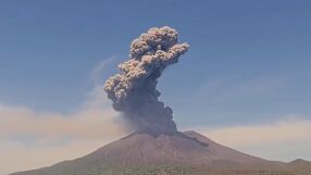 Вулкан изригна в Япония, достигна близо 3 500 метра (ВИДЕО)