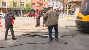 По зрителски сигнал: Хора пукат гуми заради повредена трамвайна релса в центъра на София 