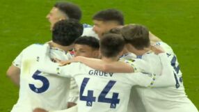 Лийдс удари 10 от Манчестър Юнайтед, крачи към спасението