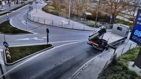 Тир помете ограда на тротоар, шофьорът избяга (ВИДЕО)