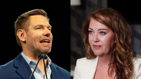 „Мислех, че умирам“: Пета жена обвинява конгресмена Ерик Суолуел в изнасилване