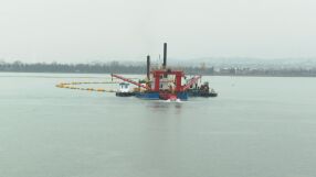  Огромен кораб-прахосмукачка чисти водите на Мраморно море в Турция