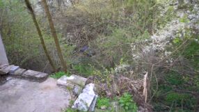 Живот на ръба на пропастта: Земята под къщата на тричленно семейство се свлича 