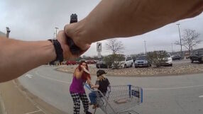 Жена насочи кухненски нож към 3-годишно момче и беше смъртоносно простреляна