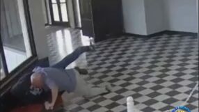 Смел директор на училище обезвреди мъж с пистолет, нахлул в гимназията му (ВИДЕО)