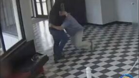 Смел директор на училище обезвреди мъж с пистолет, нахлул в гимназията му (ВИДЕО)