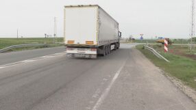 Опасно кръгово кръстовище в Ямболско: „Превърна се в алея на смъртта“, „тирове минават като джигити“ 