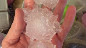 Градушка, колкото топка за голф удари САЩ, разби прозорци и покриви на къщи (ВИДЕО, СНИМКИ)