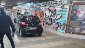 Необичайно: Празна кола се спусна по стълбите на подлеза на Орлов мост